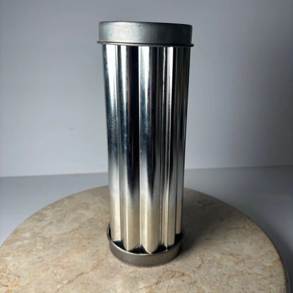 The Pampered Chef Flower Bread Tubed Silver Scalloped Mold